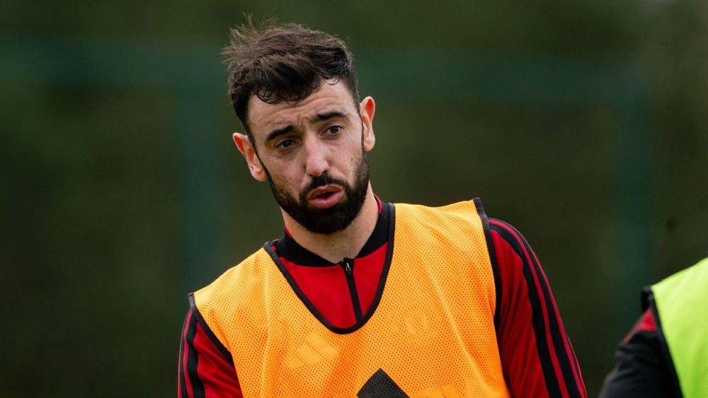 img of Carrick: Fernandes retains Man United captaincy