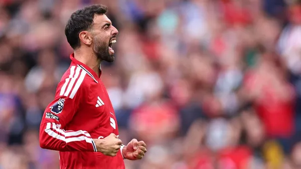 Man Utd thrash Ipswich, Fernandes nets hat trick