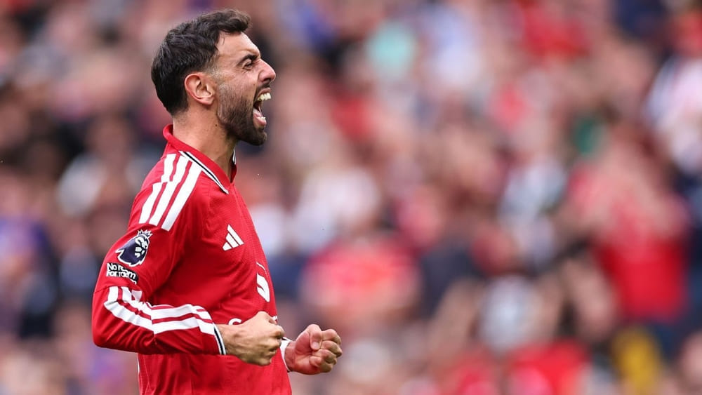 img of Man Utd thrash Ipswich, Fernandes nets hat trick