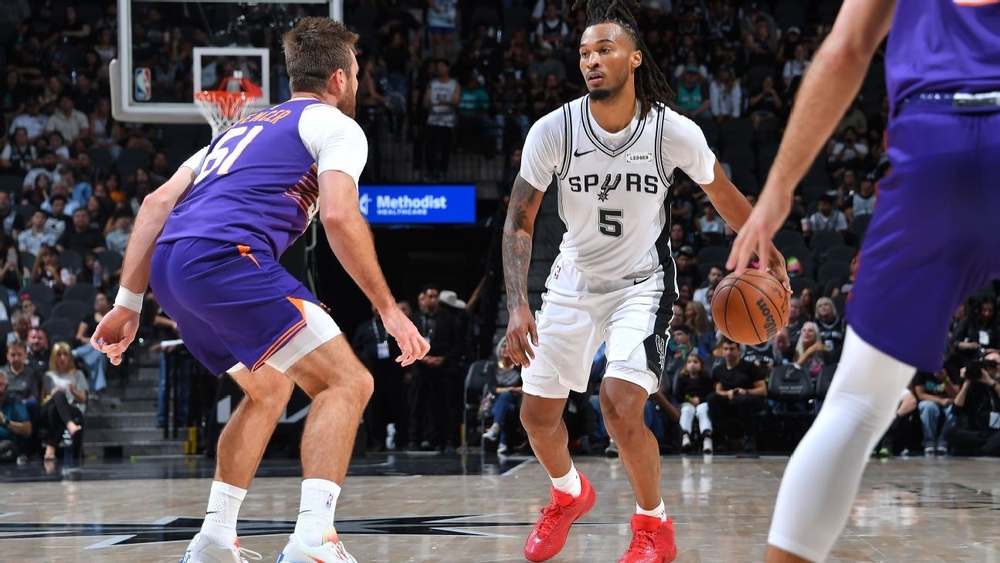 img of Spurs debut three-guard lineup of Fox, Harper, Castle...