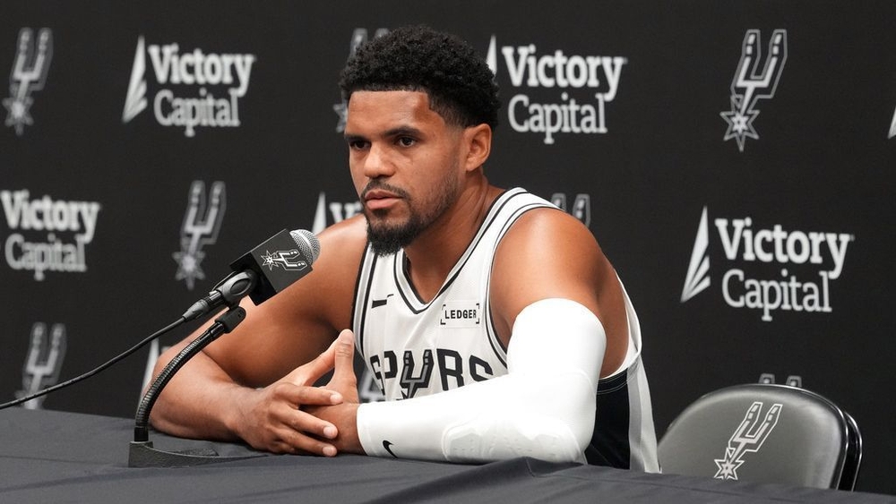 img of Spurs forward Harris to miss preseason with calf strain